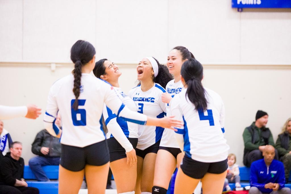 HUSKIES VOLLEYBALL SPLIT WITH THE GRIZZLIES